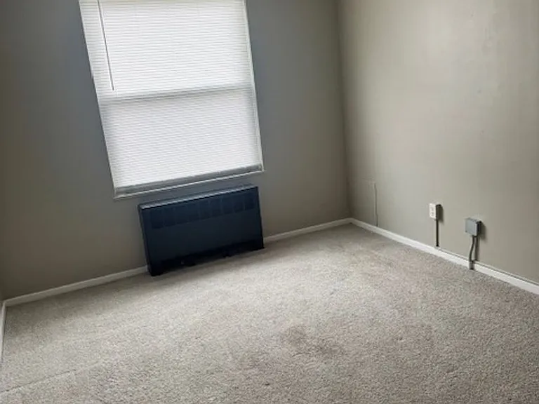 Knoxville Manor — Photo 6