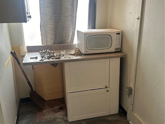 3rd image of 436 Brownsville Rd