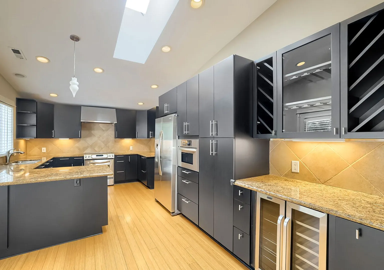 Updated Kirkland Home with Expansive Private Backyard! — Photo 2