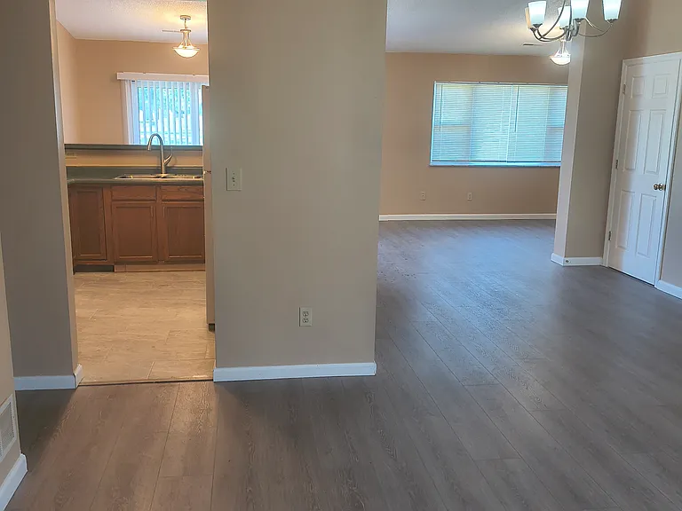 1655 E Crescentville Rd — Photo 9