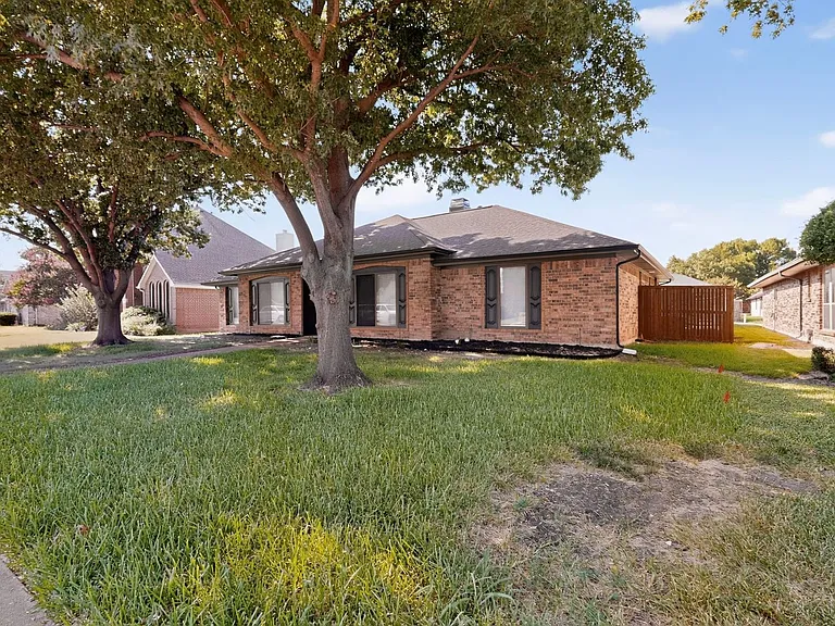 817 Sycamore Creek Rd — Photo 3