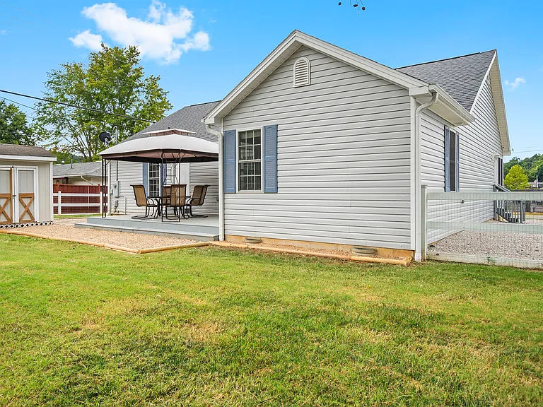 305 Lake Dr — Photo 24