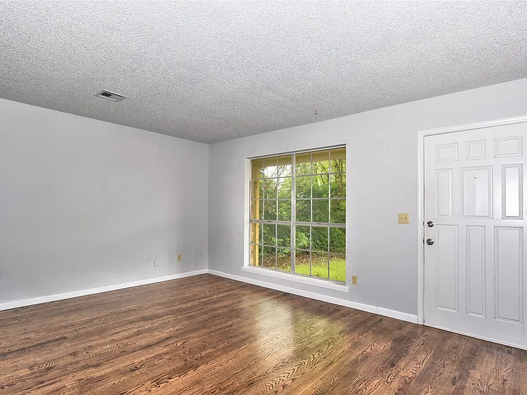 317 W Linda St — Photo 2