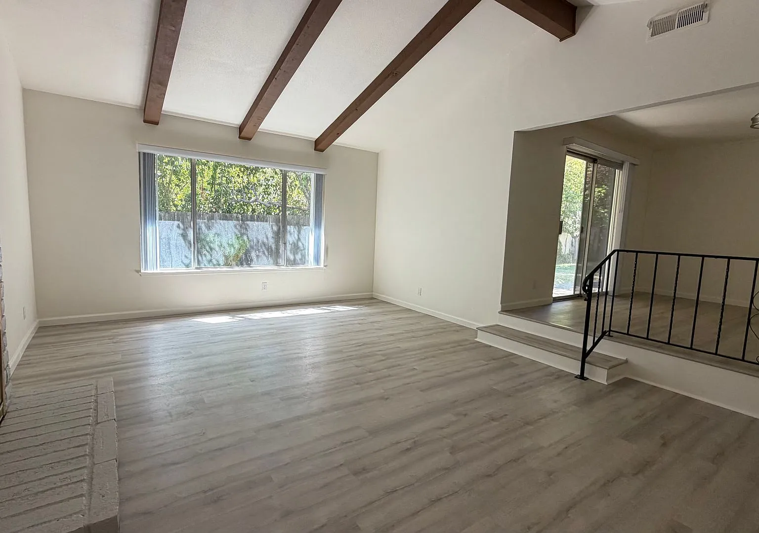 Newly updated 2/1.5 by the river with 2 car garage — Photo 4