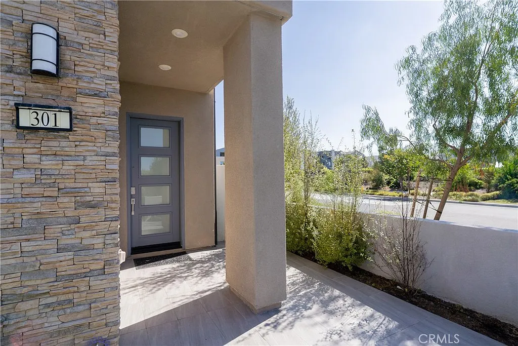 3 bed, 4.0 bath, 2761 sqft, $6,300 — Photo 3