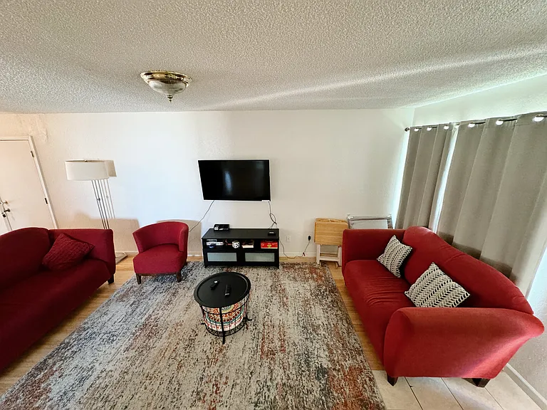 1724 Luxton St — Photo 6