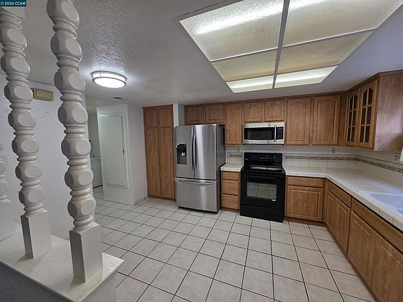 4th image of 2581 El Portal Dr APT C