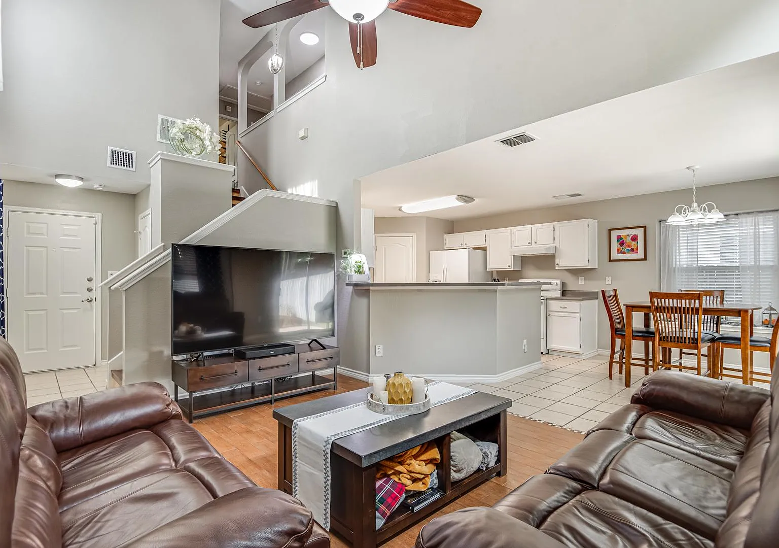 3 bed, 2.5 bath, 1365 sqft, $1,700 — Photo 2