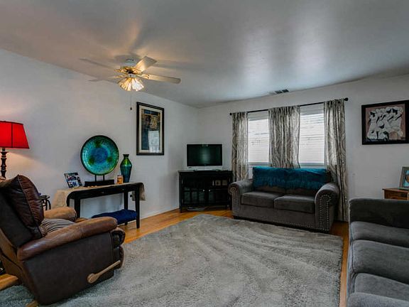 3rd image of 1110 Mariposa Dr