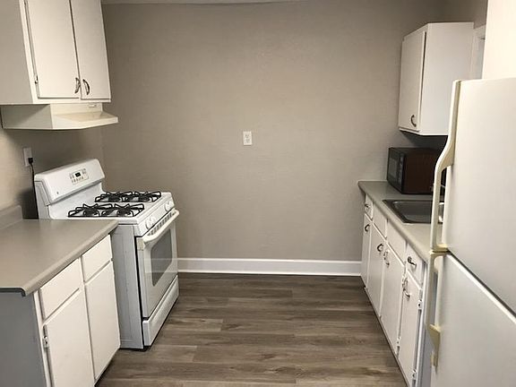 5th image of 213 Estelle St #1