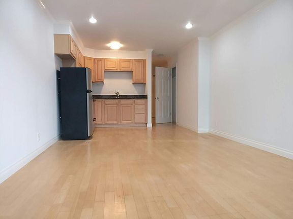 5th image of 558 26th Ave APT 1