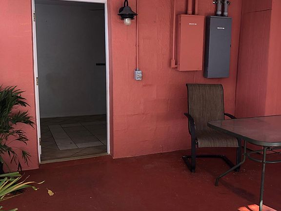 172 - 1/1 entrance and private patio