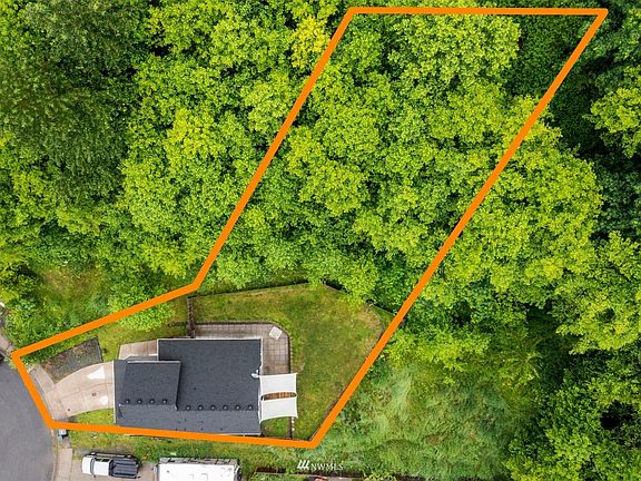 Large property along the hillside.>