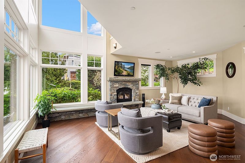 5th image of 2033 E Lake Sammamish Parkway NE