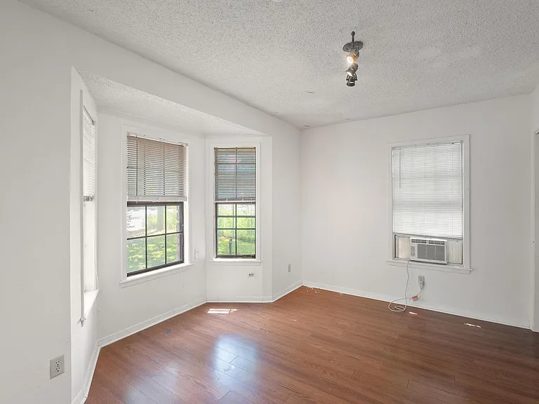 4616 E Cesar Chavez St — Photo 4