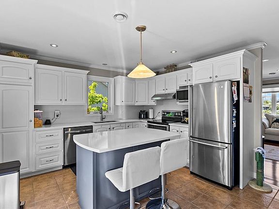 3rd image of 33 Bayberry Place