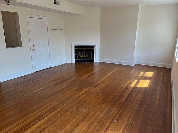 Living room/dining area