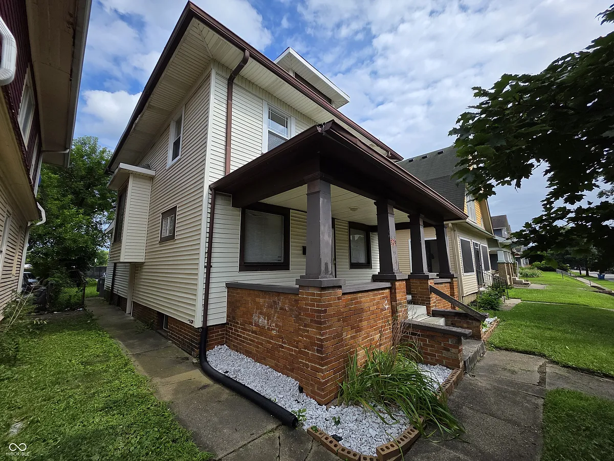 Building Photo - 3179 N Kenwood Ave