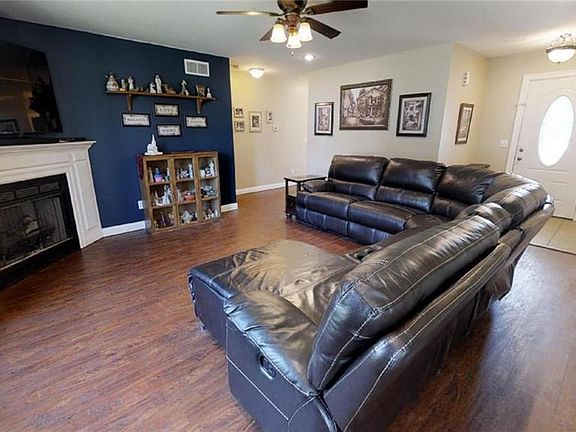 4th image of 364 Curtis Ct