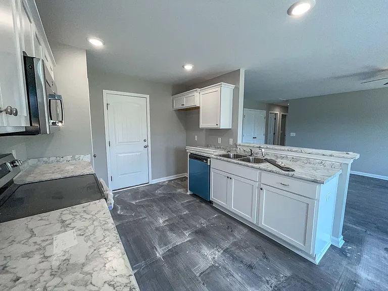 105 Callaway Cres — Photo 5