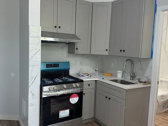 5th image of 521 Van Duzer St #1R