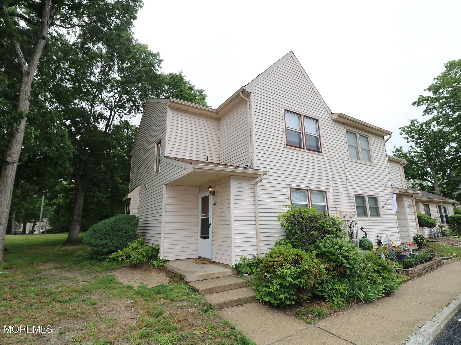 3 bed, 1.5 bath, 1090 sqft, $2,500 — Photo 2