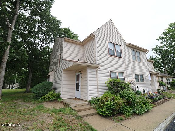 2nd image of 32 Pin Oak Ln