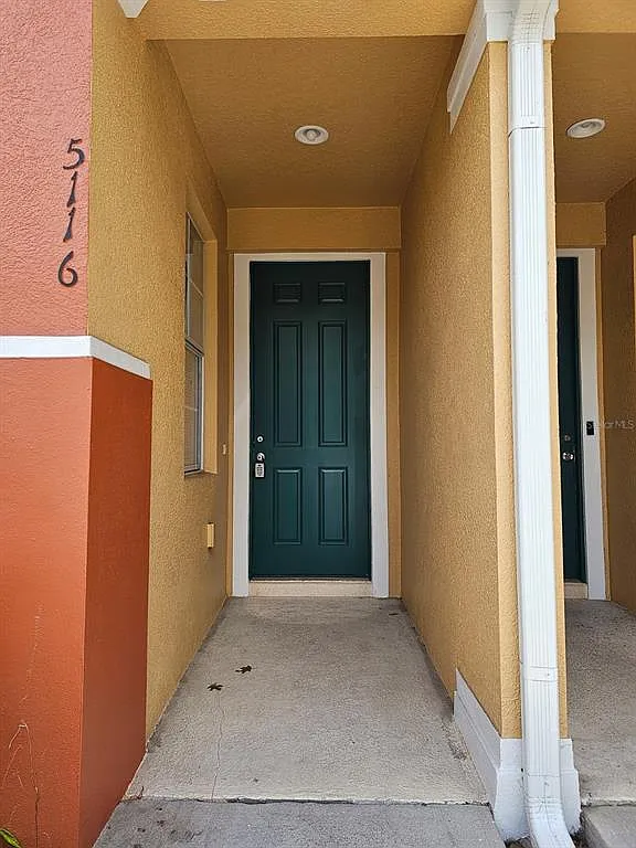 3 bed, 3.0 bath, 1394 sqft, $2,100 — Photo 2