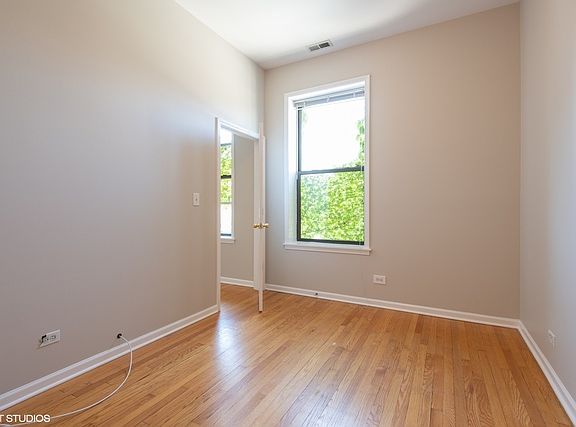 5th image of 320 W Evergreen Ave #2N