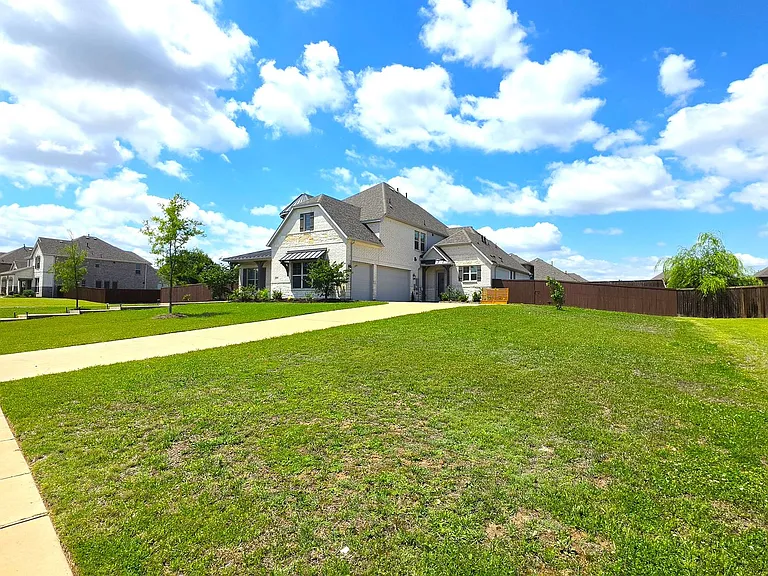 217 Longwood Dr — Photo 3