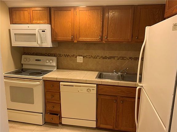 5th image of 3650 Inverrary Dr APT 2G
