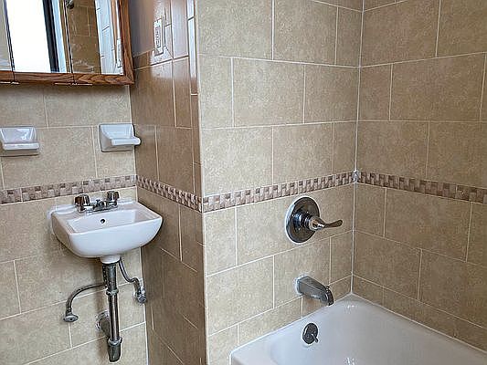 5th image of 1569 Lexington Ave APT 26
