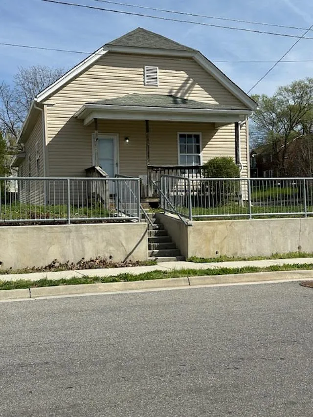3 bed, 1139 sqft, $1,900 — Photo 2