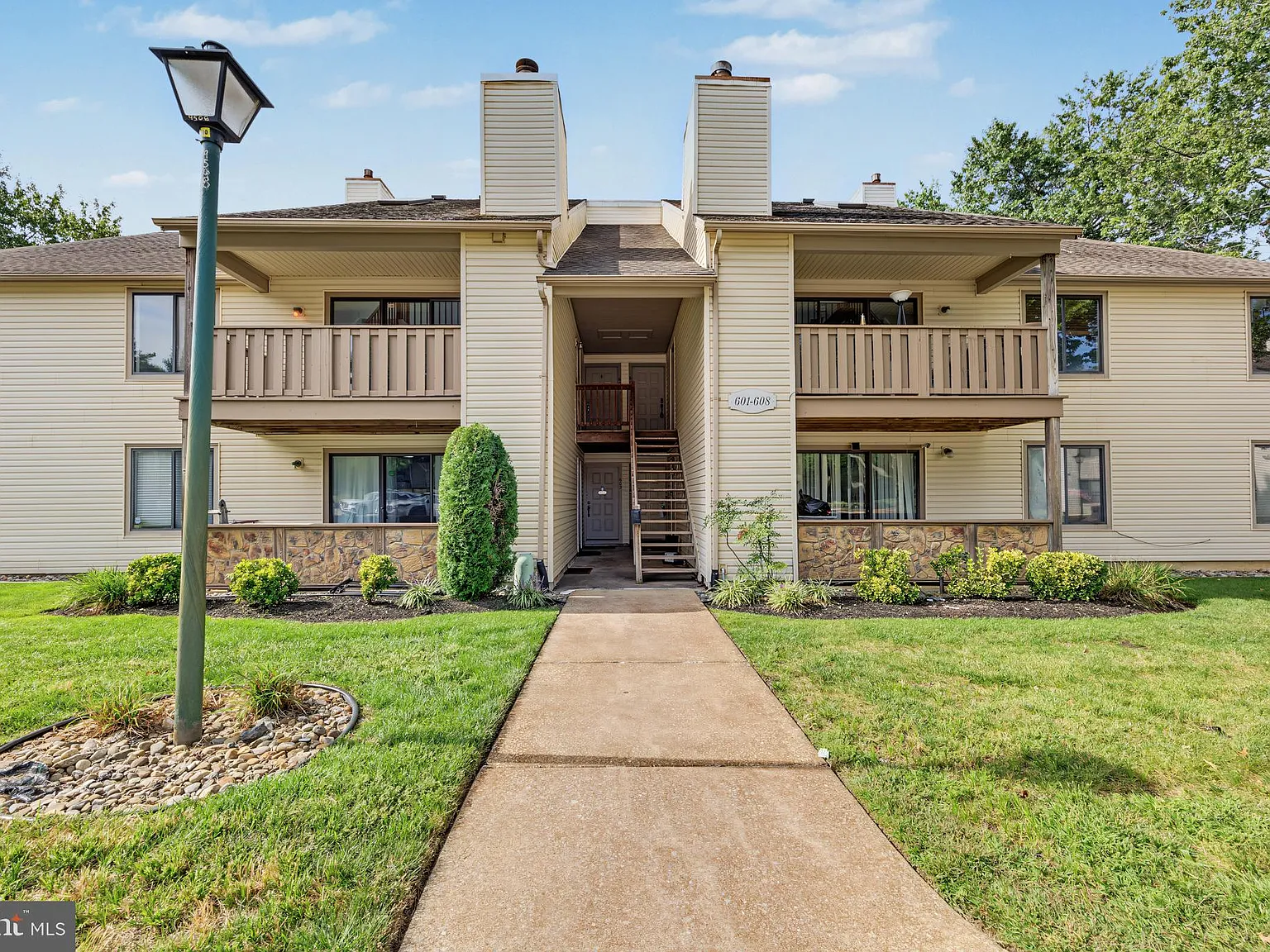 2 bed, 2.0 bath, 1092 sqft, $2,700 — Photo 1