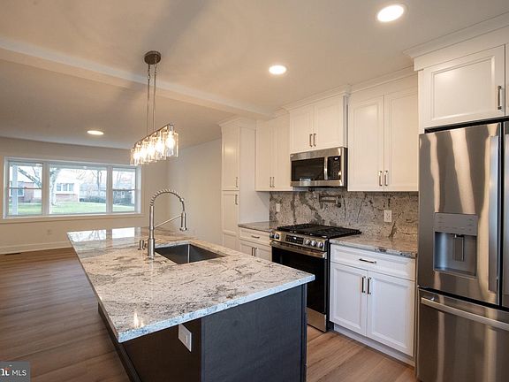 5th image of 321 Iris Rd