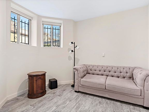 4th image of 300 Clerk St #B