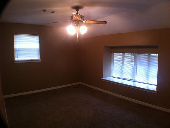 4th image of 702 Rosewood Dr