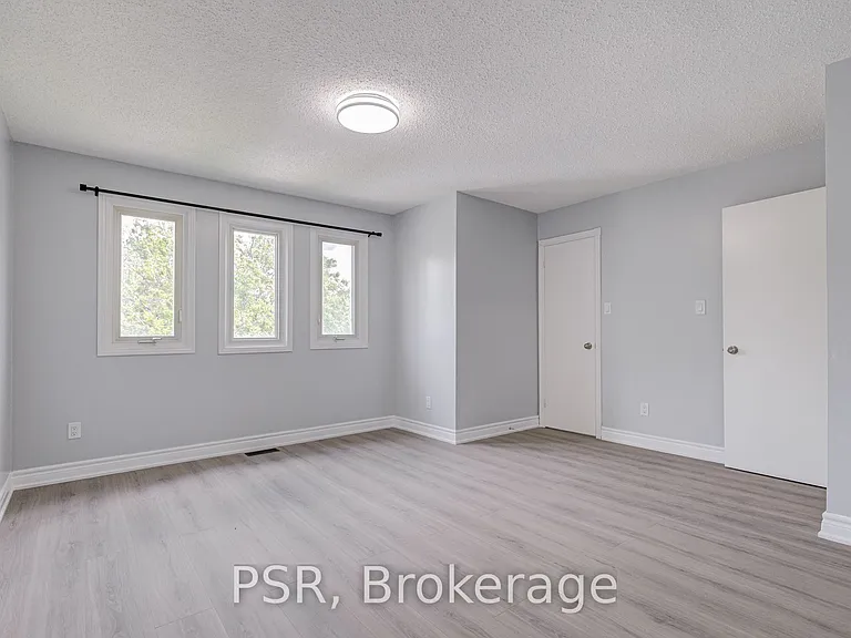 166 Adele Cres — Photo 37