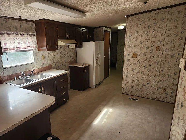 305 Golden Ln — Photo 2