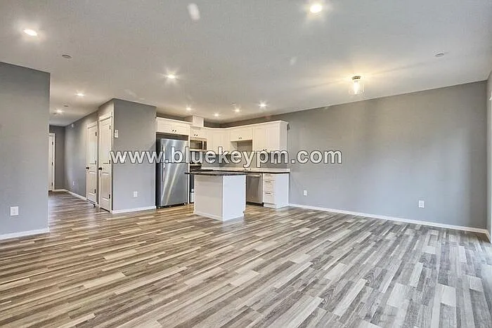 3 bed, 2.5 bath, 1414 sqft, $2,050 — Photo 2