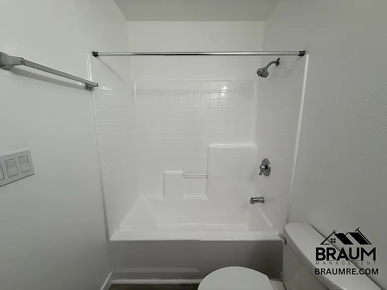 7323 WINNETKA — Photo 19