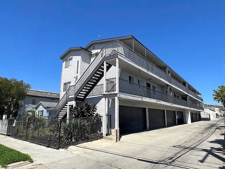 2226 Lewis Ave — Photo 15