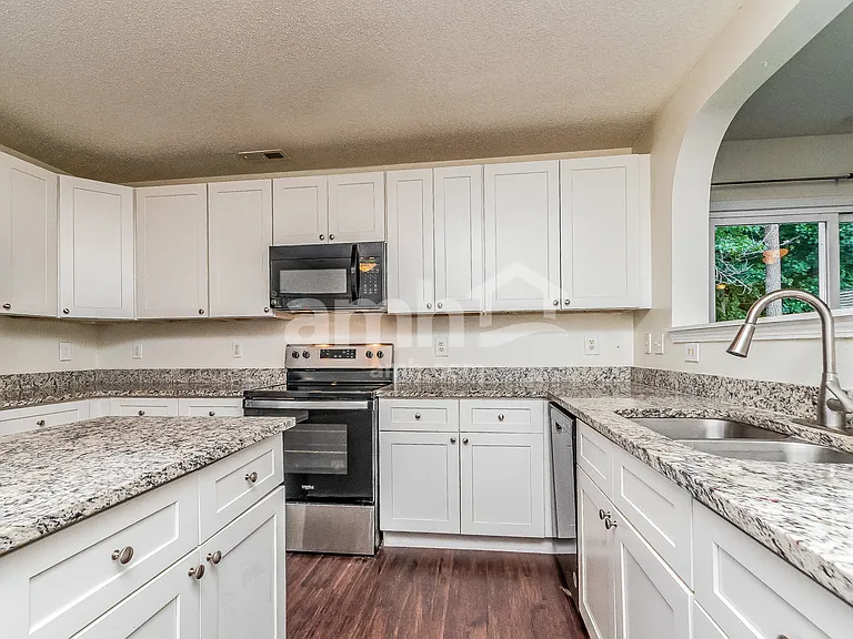 1212 Whitman Dr — Photo 4