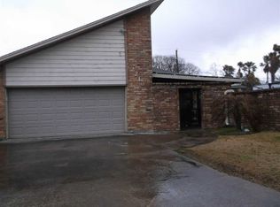 2210 Nottingham Ln, Groves, TX 77619