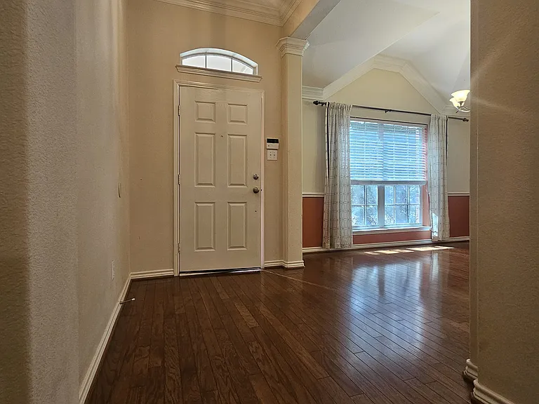 8562 Robertson Dr — Photo 10
