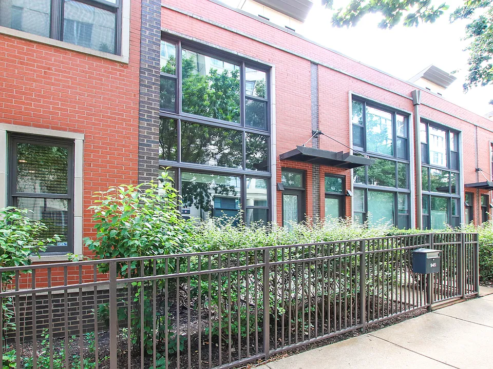 945 N Kingsbury St #119