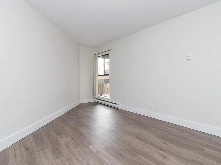 984 McKenzie Ave — Photo 25