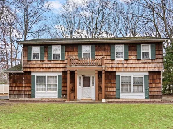 19 Canterbury Drive, Hauppauge, NY 11788