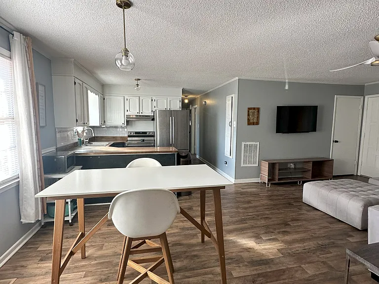 400 Wesley Dr — Photo 4