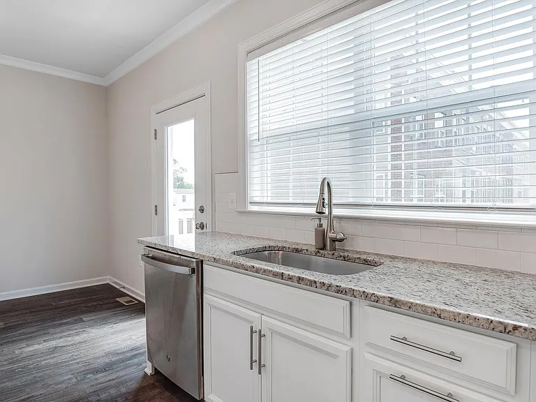 4725 Cherokee St — Photo 17
